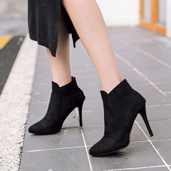 ΝΕΟ ακονισμένο μοντέλο μπότες κυρίες σε μαύρο χρώμα