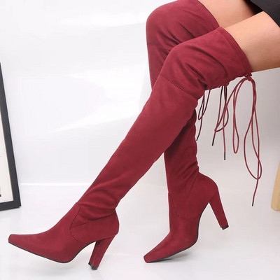 Γυναικείες μπότες ακονισμένες σε μαύρο και κόκκινο χρώμα