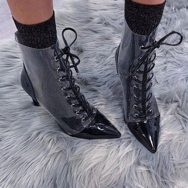 Elegáns női csizma fűzővel és vékony 10 cm-es sarokkal fekete-fehér színben