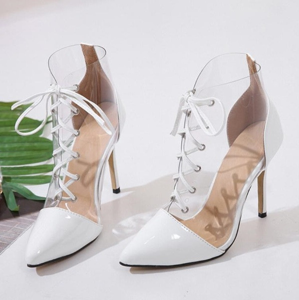 Elegáns női csizma fűzővel és vékony 10 cm-es sarokkal fekete-fehér színben