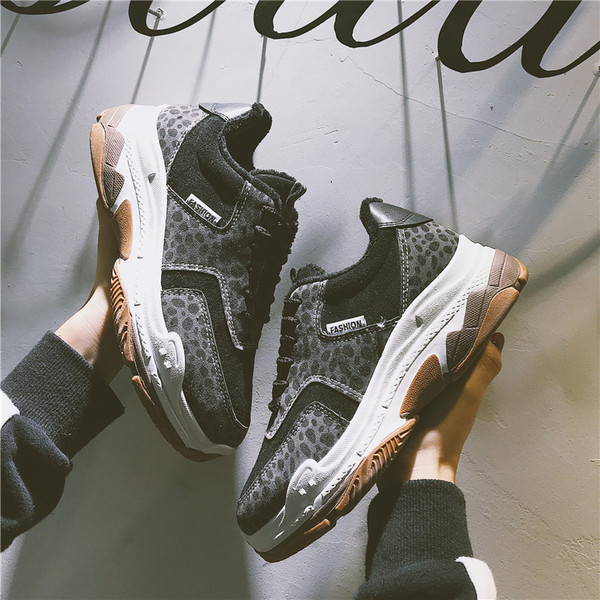 Aktuális női tornacipő állatmintával