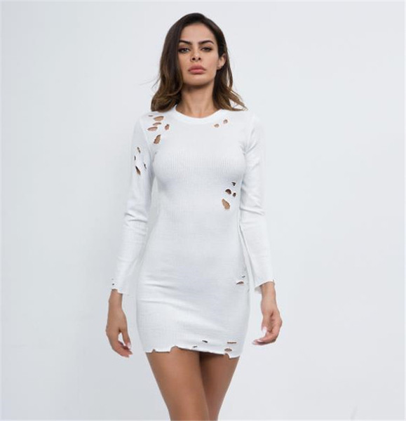 Modern női ruha O-nyakkivágással, szakadt motívumokkal, fehér színben