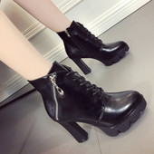 Κομψές κυρίες δερμάτινες μπότες με φερμουάρ