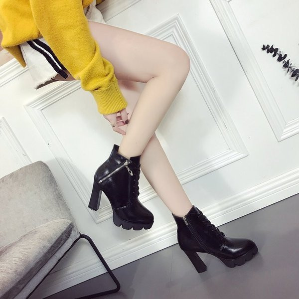 Κομψές κυρίες δερμάτινες μπότες με φερμουάρ