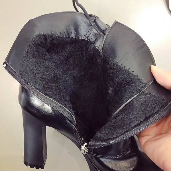 Κομψές κυρίες δερμάτινες μπότες με φερμουάρ