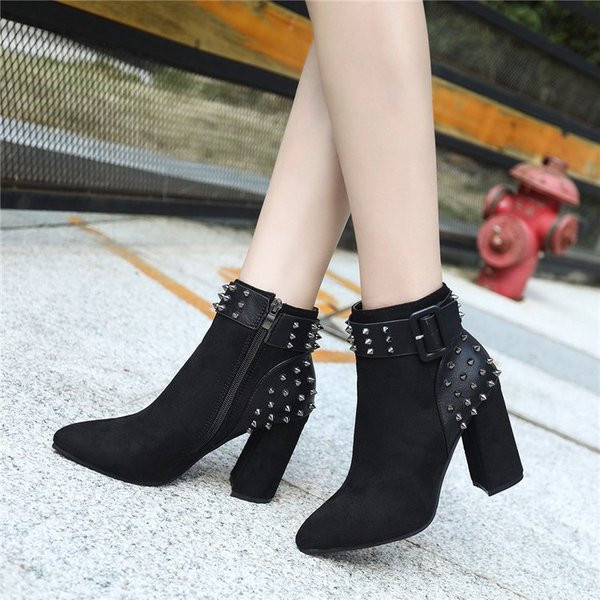 Modern csizma fém elemekkel fekete és barna színben