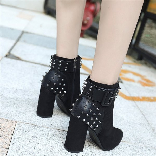 Modern csizma fém elemekkel fekete és barna színben