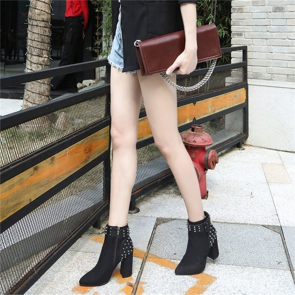 Modern csizma fém elemekkel fekete és barna színben