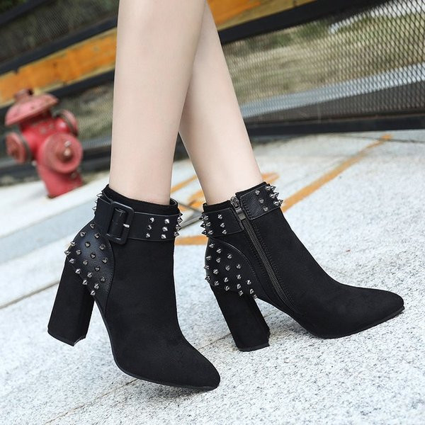 Modern csizma fém elemekkel fekete és barna színben