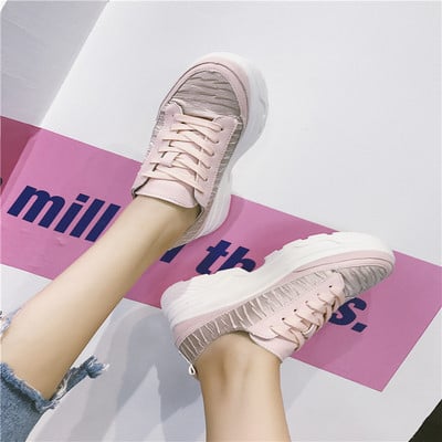 Tenisi de dama actuali cu talpa inalta in trei culori