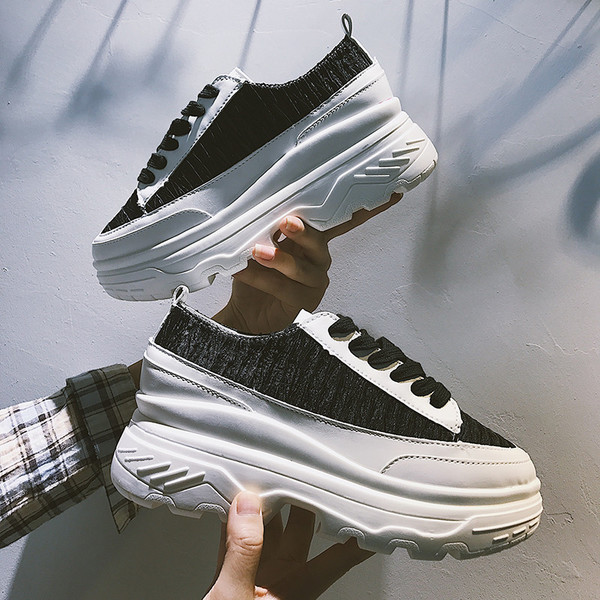 Tenisi de dama actuali cu talpa inalta in trei culori