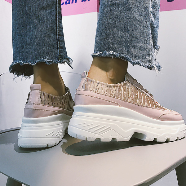 Tenisi de dama actuali cu talpa inalta in trei culori