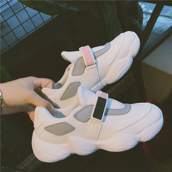 Alkalmi női tornacipő három színben matricákkal