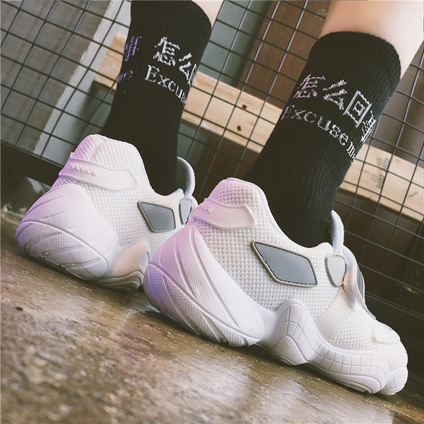 Alkalmi női tornacipő három színben matricákkal