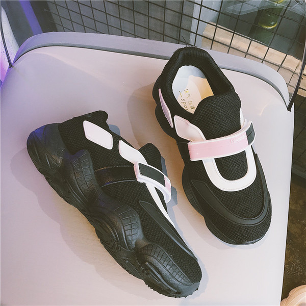 Alkalmi női tornacipő három színben matricákkal