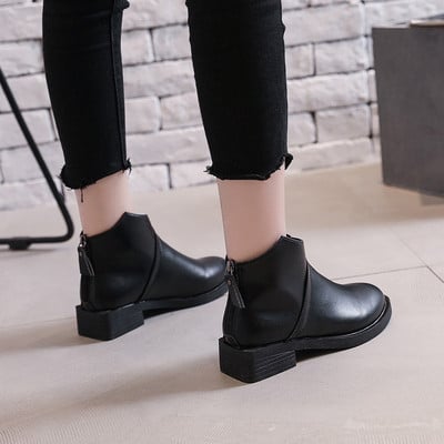 Γυναικείες δερμάτινες μπότες με φερμουάρ σε μαύρο χρώμα