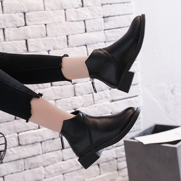 Öko bőrből készült női csizma fekete színű cipzárral