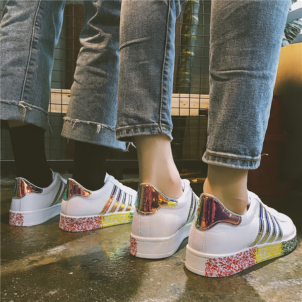 Modern női tornacipő színes talppal