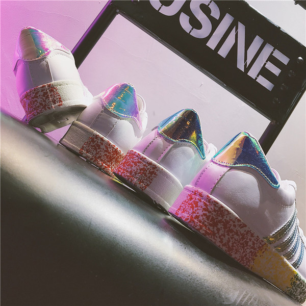 Modern női tornacipő színes talppal