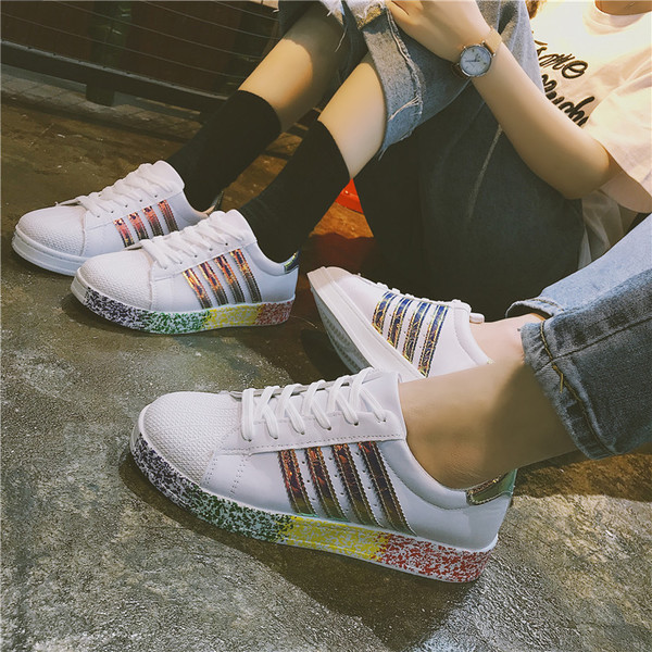 Modern női tornacipő színes talppal