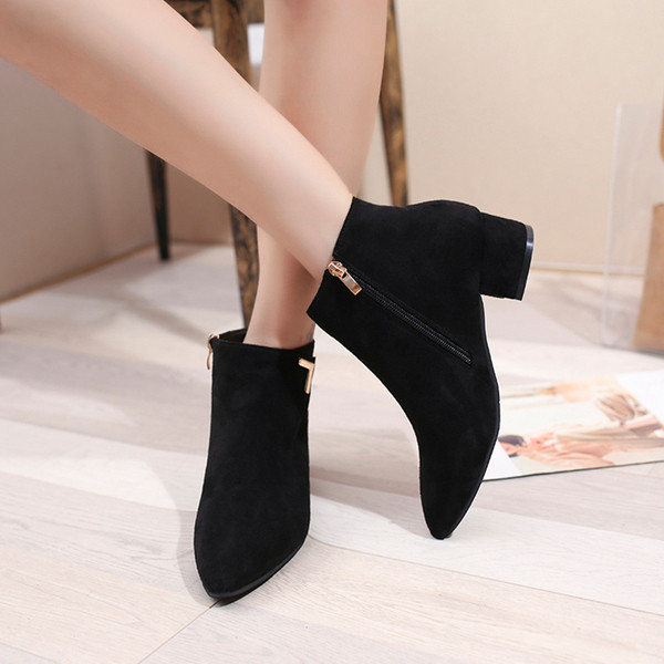 Elegáns női csizma fém elemmel, két színben