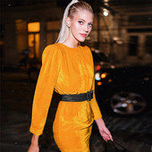 Stílusos női ruha hosszú ujjal és övvel