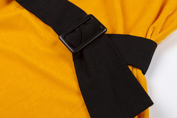 Stílusos női ruha hosszú ujjal és övvel