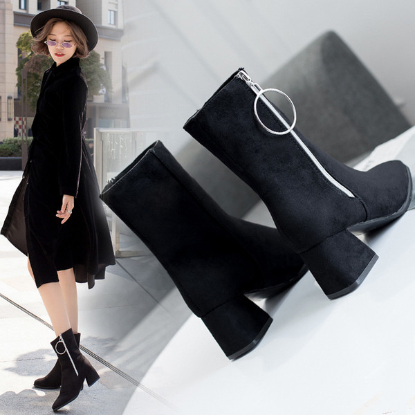 Modern női csizma cipzáras díszítéssel, fekete színben