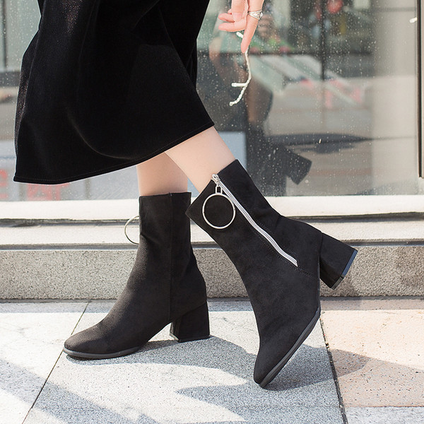 Modern női csizma cipzáras díszítéssel, fekete színben