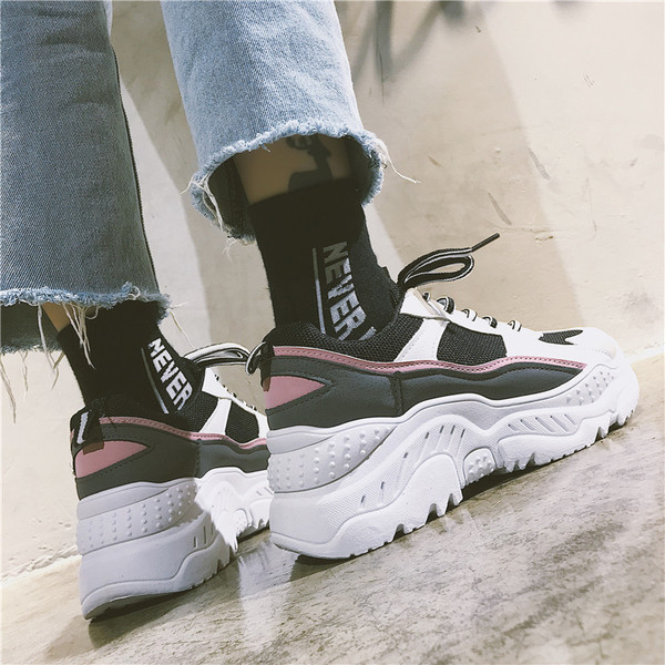 Stílusos női tornacipő vastag talppal, két színben