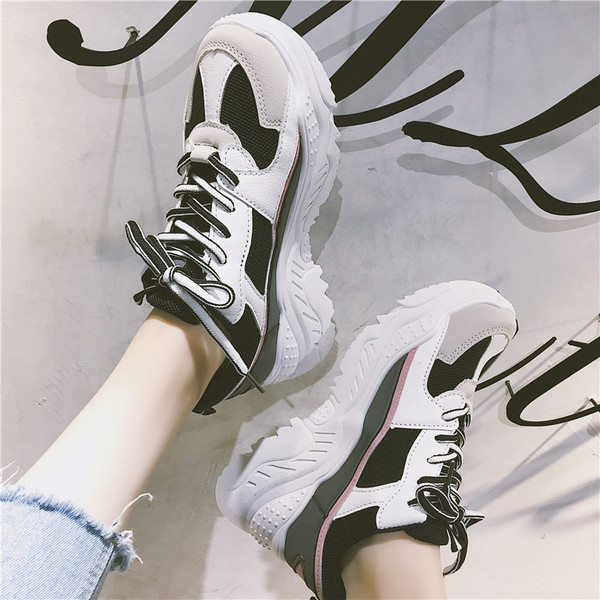 Stílusos női tornacipő vastag talppal, két színben