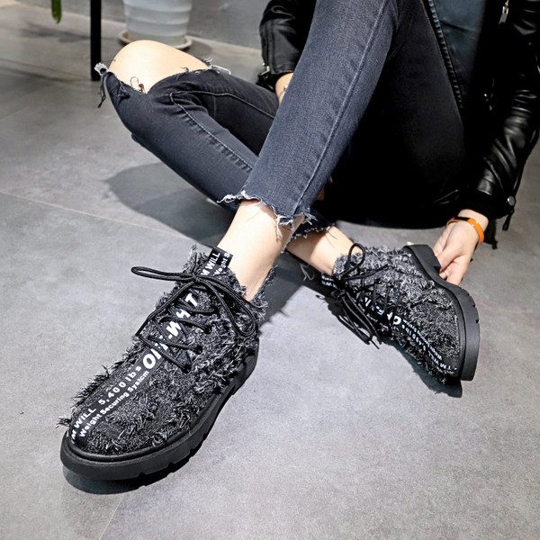 Γυναικείες μπότες με επιγραφή δύο χρωμάτων