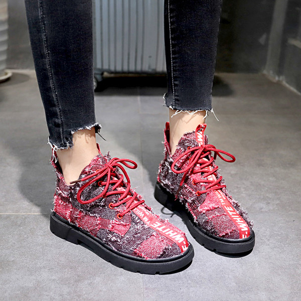 Γυναικείες μπότες με επιγραφή δύο χρωμάτων