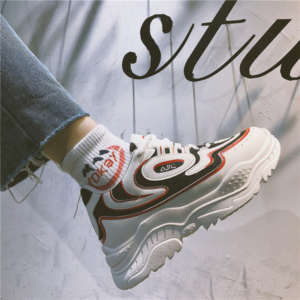 Alkalmi női tornacipő durva talppal, két színben