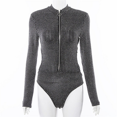 Corp de femeie elegant, cu spatele gol și mâneci lungi