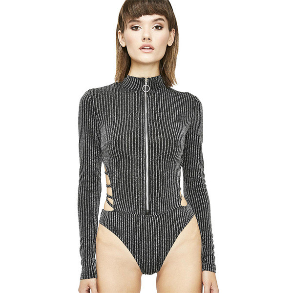 Corp de femeie elegant, cu spatele gol și mâneci lungi