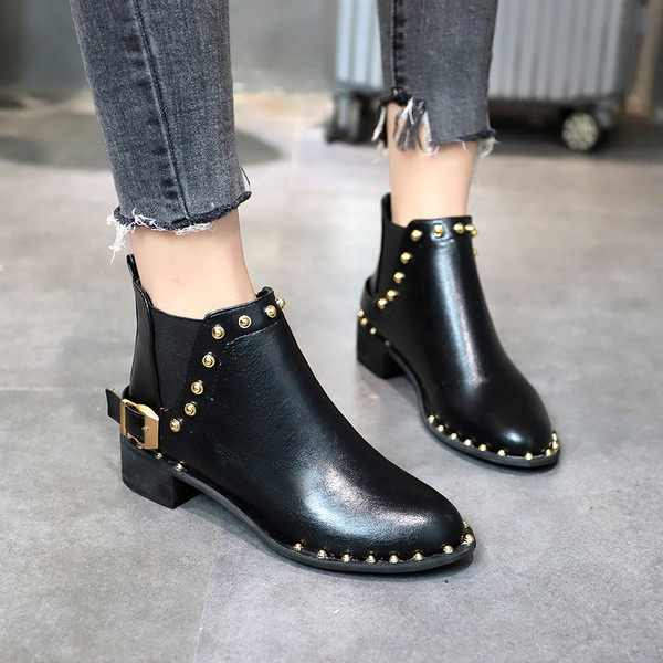 Öko bőrből és fém elemekből készült női csizma két színben