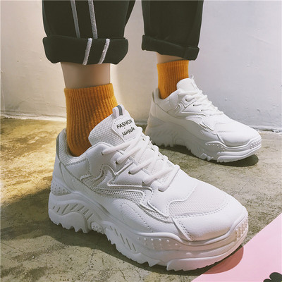 Női sportcipő dombornyomott talppal, fehér színben, színes mintákkal