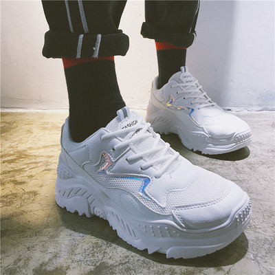 Női sportcipő dombornyomott talppal, fehér színben, színes mintákkal