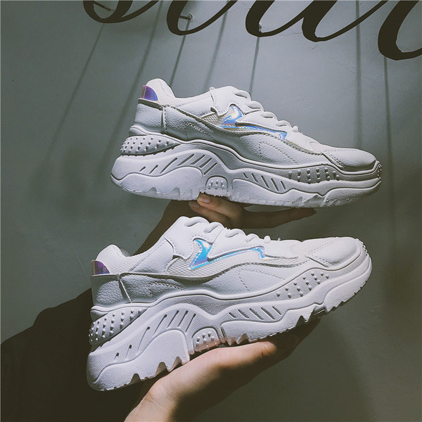 Női sportcipő dombornyomott talppal, fehér színben, színes mintákkal