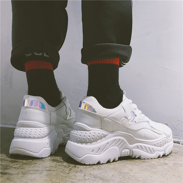 Női sportcipő dombornyomott talppal, fehér színben, színes mintákkal