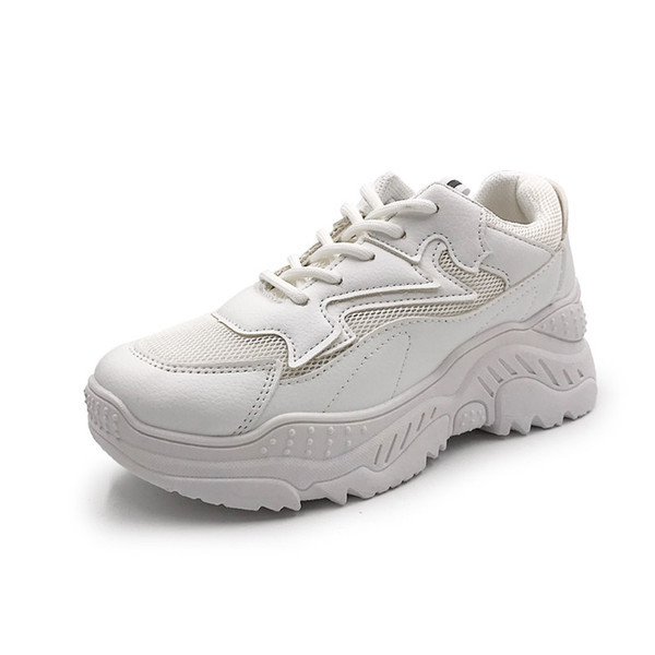 Női sportcipő dombornyomott talppal, fehér színben, színes mintákkal