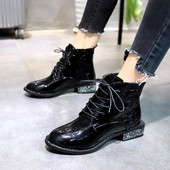 Stílusos női csizma fényes sarokkal - két modell