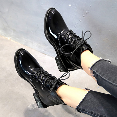 Stílusos női csizma fényes sarokkal - két modell