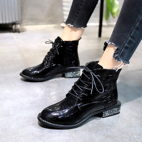 Stílusos női csizma fényes sarokkal - két modell