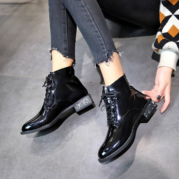 Stílusos női csizma fényes sarokkal - két modell