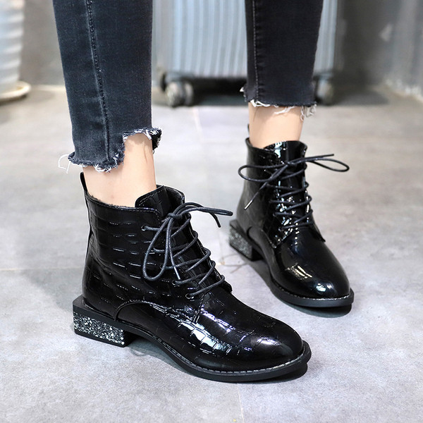 Stílusos női csizma fényes sarokkal - két modell