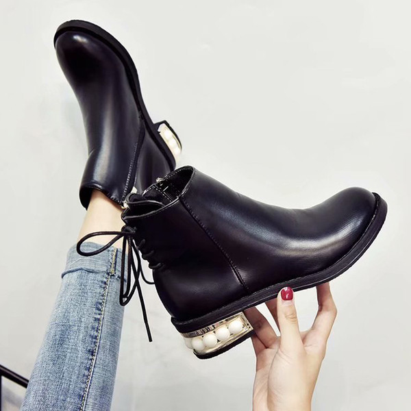 Fekete színű női csizma gyöngy díszítéssel