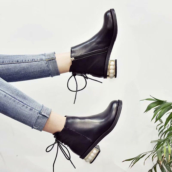 Fekete színű női csizma gyöngy díszítéssel