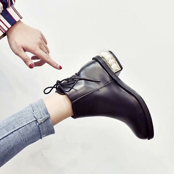 Fekete színű női csizma gyöngy díszítéssel